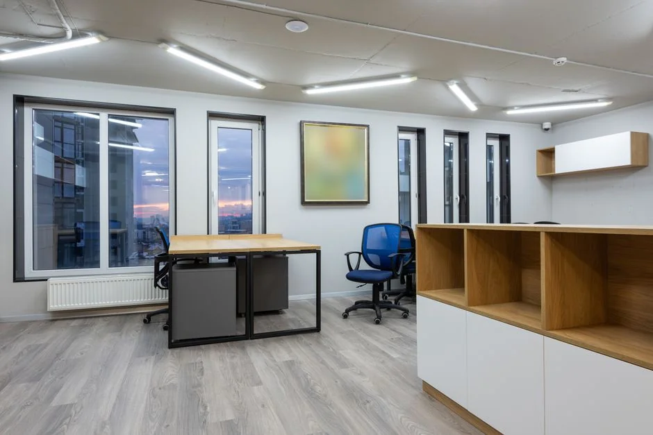 Bureau minimaliste mettant en avant un nettoyant multi-usages, des fournitures de bureau et des solutions de rangement.